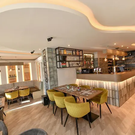 Portre Panzio מלון 4*